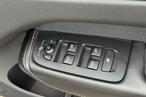 Volvo XC60 B4 R-DESIGN PRO AWD - 22 INCH ALLOY WHEELS - CRYSTAL WHITE PAINT 36