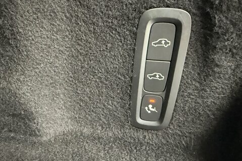 Volvo XC60 B4 R-DESIGN PRO AWD - 22 INCH ALLOY WHEELS - CRYSTAL WHITE PAINT 52