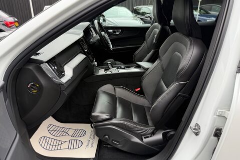 Volvo XC60 B4 R-DESIGN PRO AWD - 22 INCH ALLOY WHEELS - CRYSTAL WHITE PAINT 4