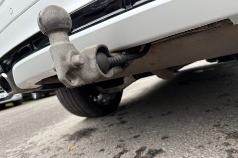 Volvo XC60 B4 R-DESIGN PRO AWD - 22 INCH ALLOY WHEELS - CRYSTAL WHITE PAINT 56