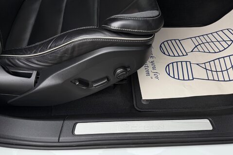 Volvo XC60 B4 R-DESIGN PRO AWD - 22 INCH ALLOY WHEELS - CRYSTAL WHITE PAINT 35