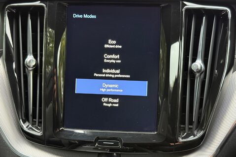 Volvo XC60 B4 R-DESIGN PRO AWD - 22 INCH ALLOY WHEELS - CRYSTAL WHITE PAINT 51