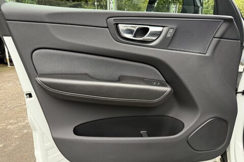 Volvo XC60 B4 R-DESIGN PRO AWD - 22 INCH ALLOY WHEELS - CRYSTAL WHITE PAINT 26