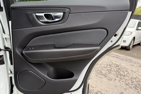 Volvo XC60 B4 R-DESIGN PRO AWD - 22 INCH ALLOY WHEELS - CRYSTAL WHITE PAINT 31