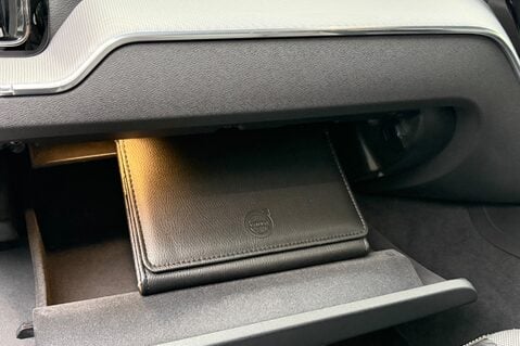 Volvo XC60 B4 R-DESIGN PRO AWD - 22 INCH ALLOY WHEELS - CRYSTAL WHITE PAINT 60