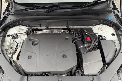 Volvo XC60 B4 R-DESIGN PRO AWD - 22 INCH ALLOY WHEELS - CRYSTAL WHITE PAINT 59