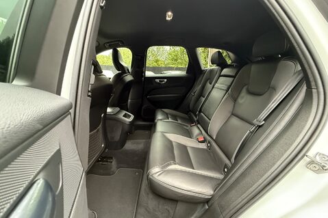 Volvo XC60 B4 R-DESIGN PRO AWD - 22 INCH ALLOY WHEELS - CRYSTAL WHITE PAINT 20