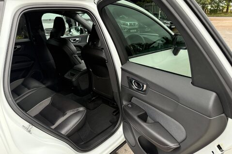 Volvo XC60 B4 R-DESIGN PRO AWD - 22 INCH ALLOY WHEELS - CRYSTAL WHITE PAINT 32