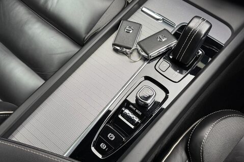 Volvo XC60 B4 R-DESIGN PRO AWD - 22 INCH ALLOY WHEELS - CRYSTAL WHITE PAINT 7