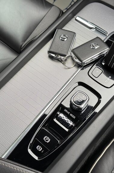 Volvo XC60 B4 R-DESIGN PRO AWD - 22 INCH ALLOY WHEELS - CRYSTAL WHITE PAINT 