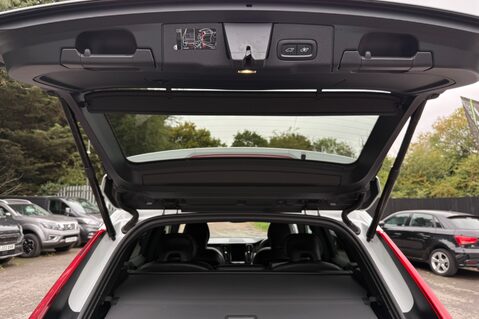 Volvo XC60 B4 R-DESIGN PRO AWD - 22 INCH ALLOY WHEELS - CRYSTAL WHITE PAINT 55