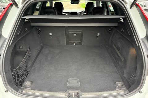 Volvo XC60 B4 R-DESIGN PRO AWD - 22 INCH ALLOY WHEELS - CRYSTAL WHITE PAINT 49