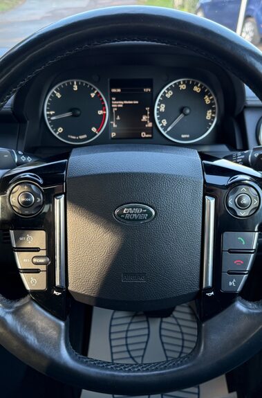 Land Rover Discovery SDV6 LANDMARK - REAR ENTERTAINMENT - PAN ROOF -DIGITAL TV - TOWBAR 