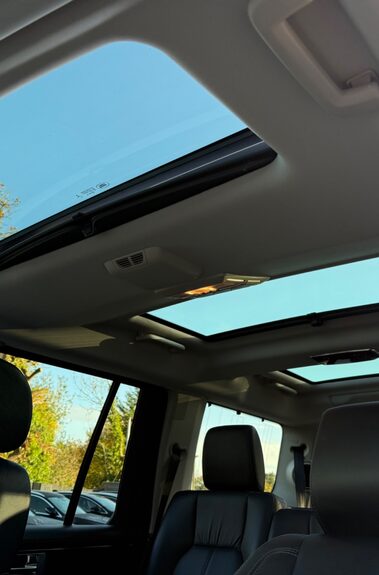 Land Rover Discovery SDV6 LANDMARK - REAR ENTERTAINMENT - PAN ROOF -DIGITAL TV - TOWBAR 