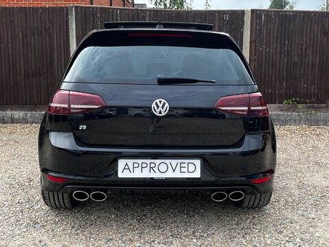 Volkswagen Golf R 11