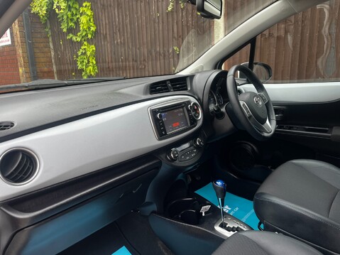 Toyota Yaris HYBRID TREND 19