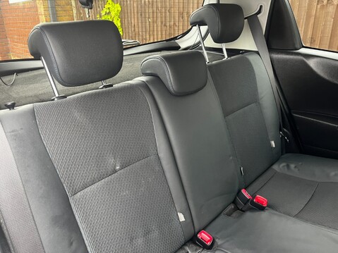 Toyota Yaris HYBRID TREND 29