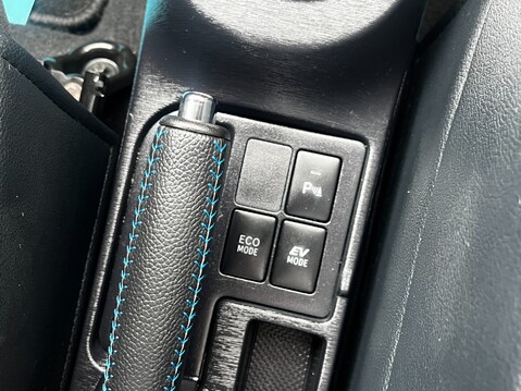 Toyota Yaris HYBRID TREND 36