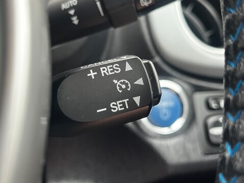 Toyota Yaris HYBRID TREND 42