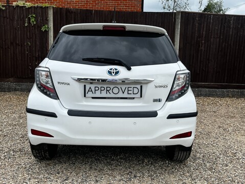 Toyota Yaris HYBRID TREND 8