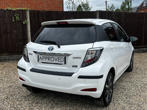 Toyota Yaris HYBRID TREND 12