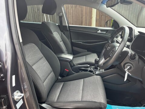 Hyundai TUCSON CRDI SE NAV 21