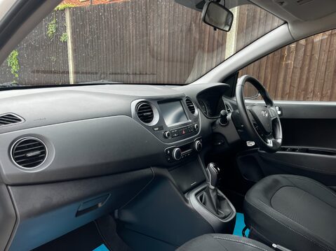 Hyundai i10 PREMIUM 20