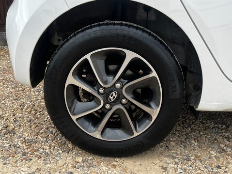 Hyundai i10 PREMIUM 18