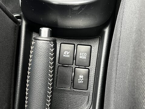 Toyota Yaris HYBRID ICON 41