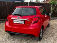 Toyota Yaris HYBRID ICON 13