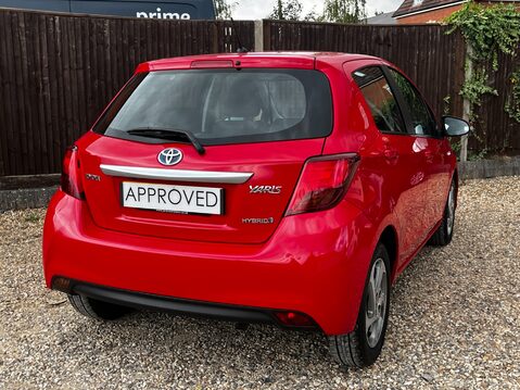 Toyota Yaris HYBRID ICON 13