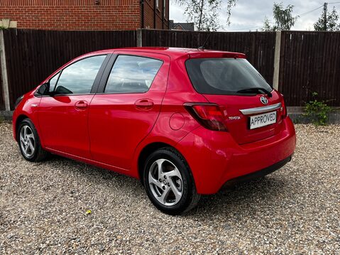 Toyota Yaris HYBRID ICON 10