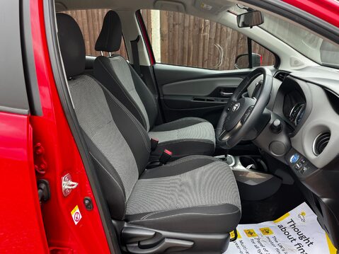 Toyota Yaris HYBRID ICON 22