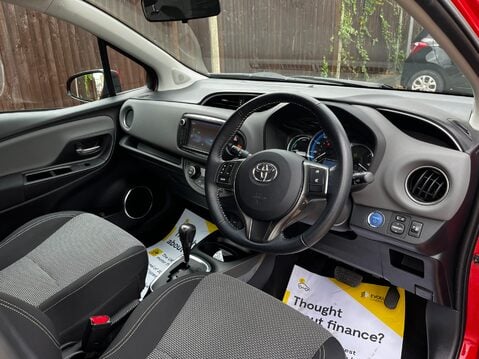 Toyota Yaris HYBRID ICON 23