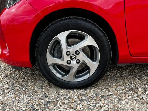 Toyota Yaris HYBRID ICON 15