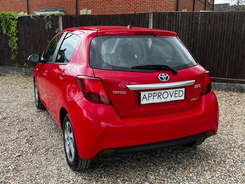 Toyota Yaris HYBRID ICON 14