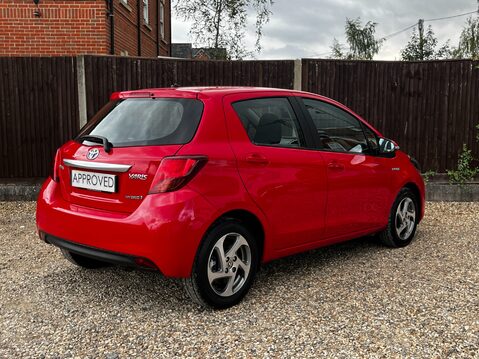 Toyota Yaris HYBRID ICON 8
