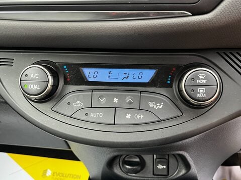 Toyota Yaris HYBRID ICON 39