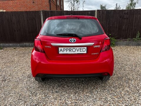 Toyota Yaris HYBRID ICON 9