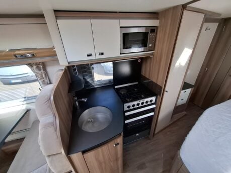 Swift Bessacarr 584 Auto Dinette 14