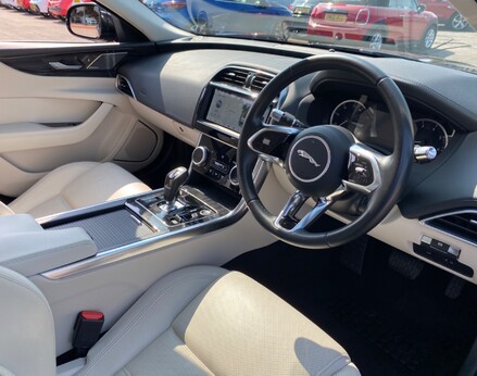 Jaguar XE S 17