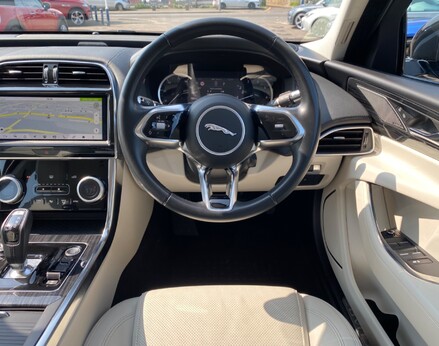 Jaguar XE S 18