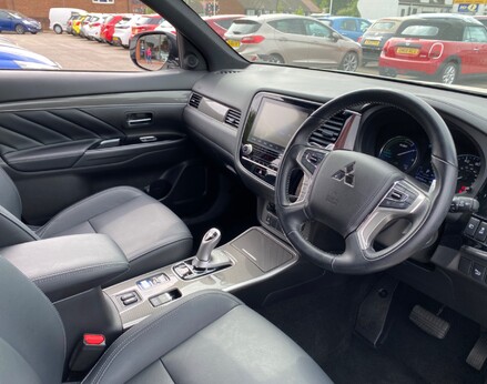 Mitsubishi Outlander PHEV DYNAMIC 16