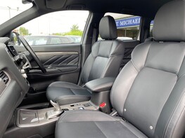 Mitsubishi Outlander PHEV DYNAMIC 49