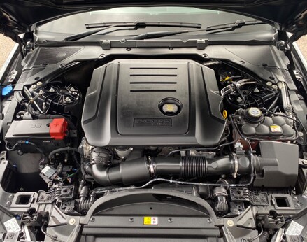 Jaguar XE D R-SPORT 7
