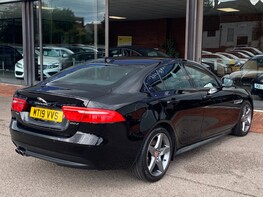 Jaguar XE D R-SPORT 8