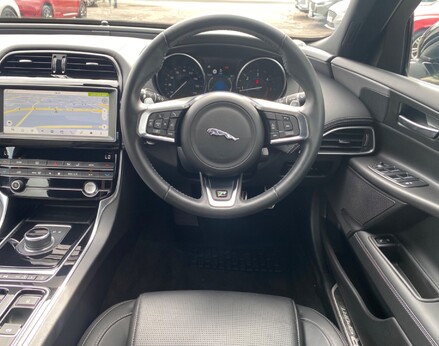 Jaguar XE D R-SPORT 18