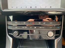 Jaguar XE D R-SPORT 29