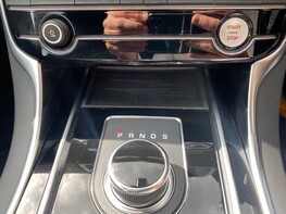 Jaguar XE D R-SPORT 30