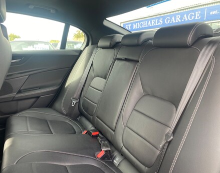 Jaguar XE D R-SPORT 46